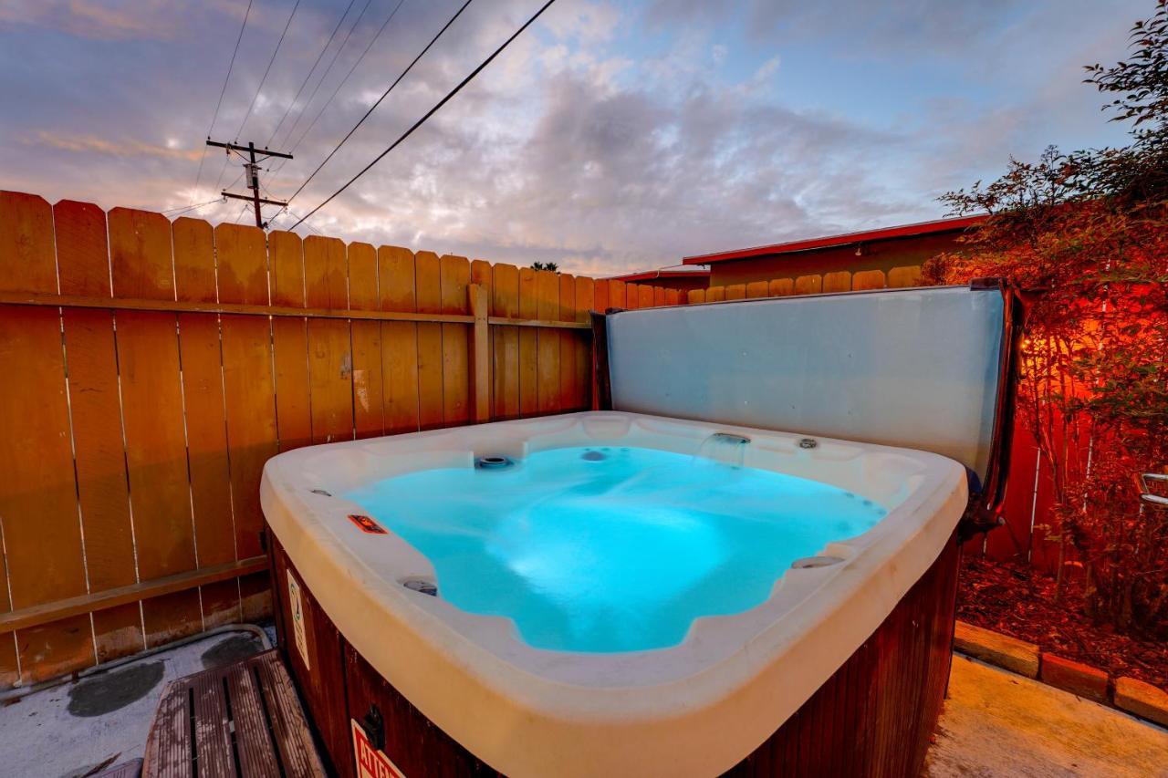 Hébergement de vacances Pacific Paradise - Large Patio, Hot Tub, Short Walk To Beach, & Parking *